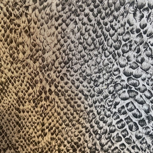 🔥3-$10🔥 Scoop neck top with sheer sleeves - Picture 2 of 8